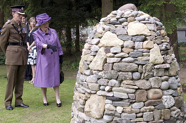 Margaret Thatcher visita monumento em Pangbourne nos 25 anos da Guerra das Malvinas, em 2007