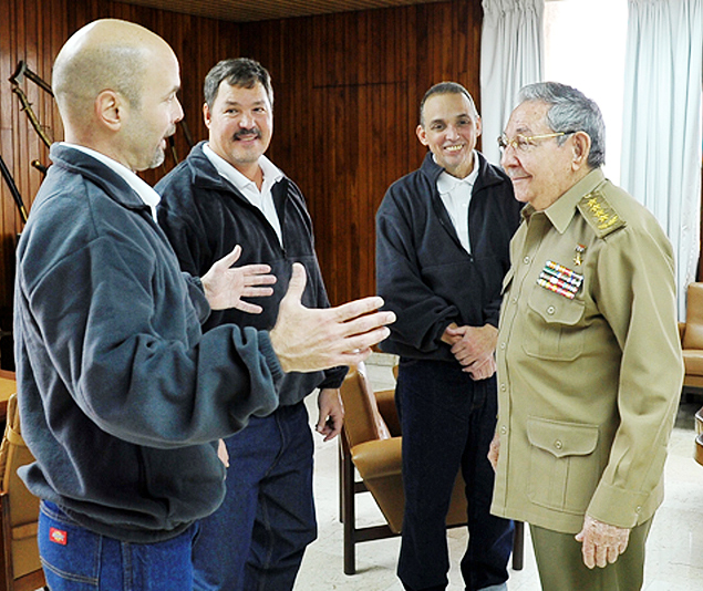 Ral Castro com Gerardo Hernndez (esq.), Ramn Labaino (centro) e Antonio Guerrero, em Havana