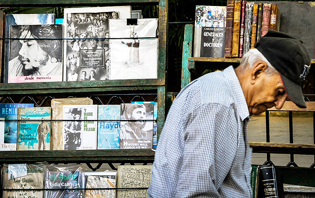 Idoso vende livros em rua de Havana, Cuba