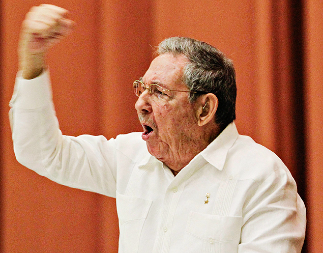 O presidente cubano, Ral Castro, gesticula durante discurso na Assembleia Nacional de Cuba