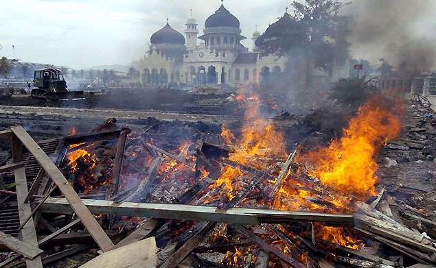 Em 2004, destroos so queimados para limpeza do centro de Banda Aceh; mesmo local em 2014