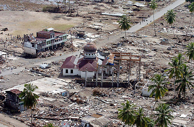 Casas destrudas em Teunom, Indonsia, em 2004; bairro est reconstrudo dez anos depois 
