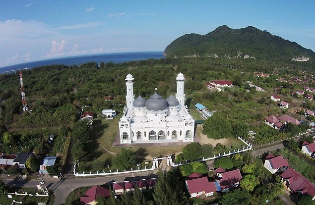 Mesquita no distrito Lampuuk, em Banda Aceh, aps tsunami, em janeiro de 2004, e em 2014
