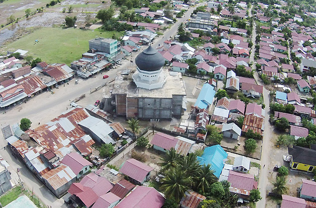 Casas destrudas em Teunom, Indonsia, em 2004; bairro est reconstrudo dez anos depois 