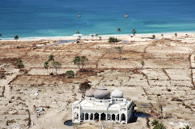 Mesquita no distrito Lampuuk, em Banda Aceh, aps tsunami, em janeiro de 2004, e em 2014