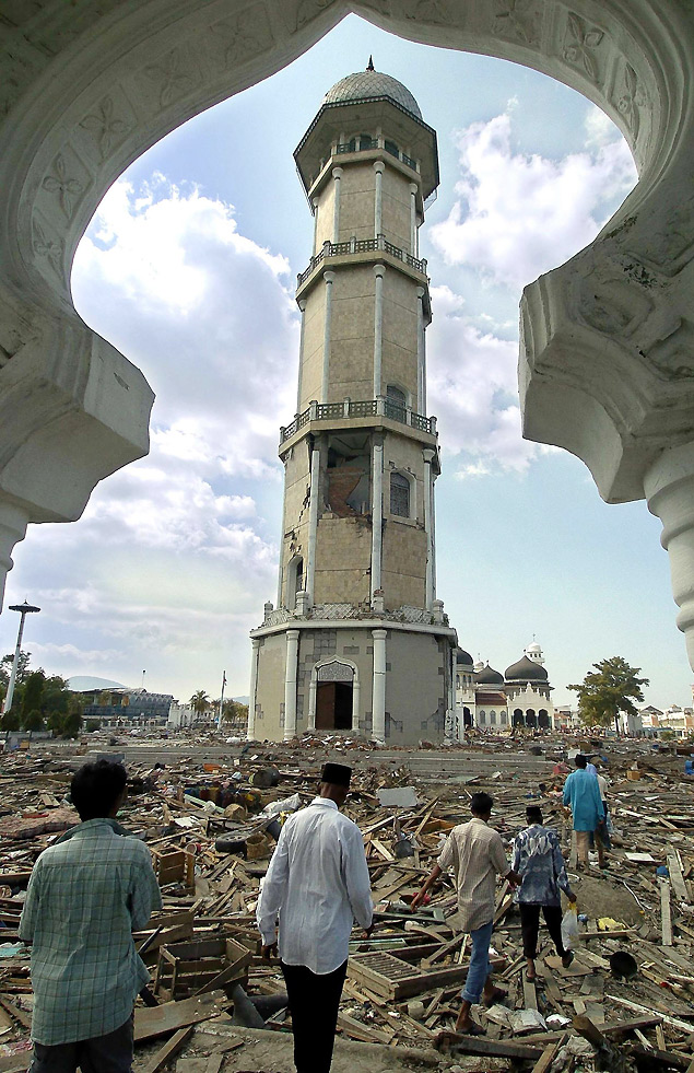 Mesquita Baiturrahaman, em Aceh, cercada de destroos, em dezembro de 2004, e local em 2014