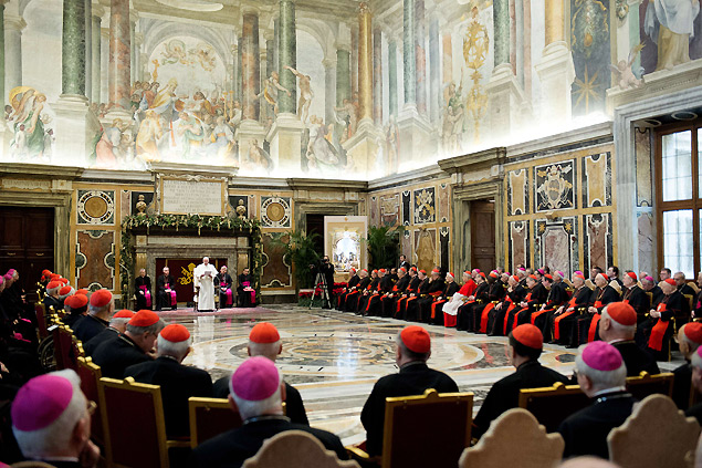 Papa Francisco discursa para Cria, no Vaticano, e critica religiosos