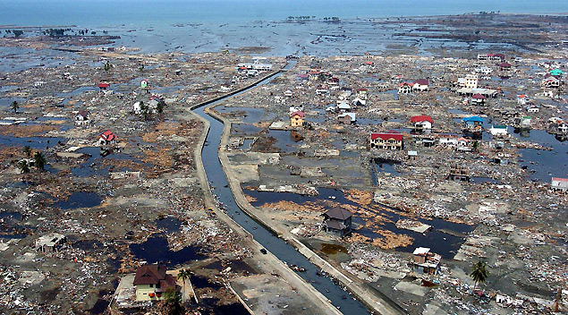 Destruio causada pelo tsunami de 2004, e reconstruo, em 2014, do bairro de Banda Aceh, Indonsia