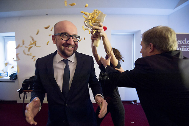 Ativista joga batatas fritas em Charles Michel, premi da Blgica, durante evento em Namur 