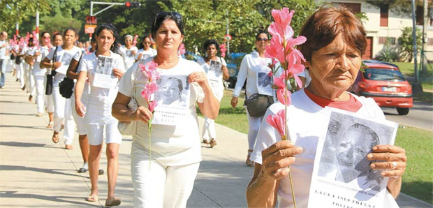 Grupo Damas de Blanco, um dos principais opositores  ditadura cubana, marcha em Havana com imagem de lder Laura Pollan, que morreu em 2011