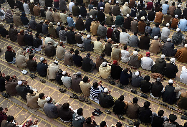 Paquistaneses rezam em mesquita em Peshawar 
