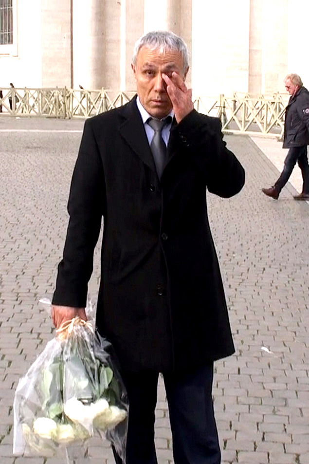 Mehmet Ali Agca, no Vaticano, com as rosas que levou ao tmulo de Joo Paulo 2