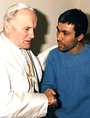 O papa visita Agca em prisão de Roma, em 1983