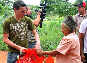 Arlan Fick entrega cesta de Natal a moradora de favela de Concepcin