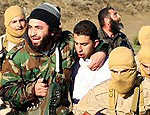 Militantes do Estado Islâmico carregam o piloto Moaz Kasasbeh, capturado ao cair na Síria (Raqqa Media Center - 24.dez.2014/Associated Press) Militantes do Estado Islâmico carregam o piloto Moaz Kasasbeh, capturado ao cair na Síria (Raqqa Media Center - 24.dez.2014/Associated Press)