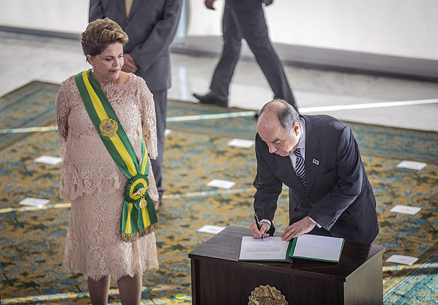 Mauro Vieira toma posse como ministro das Relaes Exteriores, ao lado da presidente Dilma Rousseff