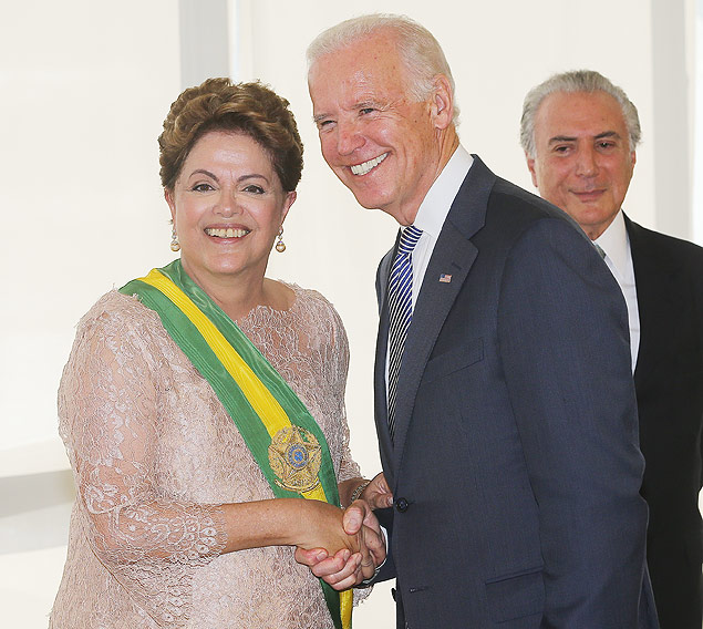 Dilma Rousseff e Joe Biden se cumprimentam durante posse da mandatria