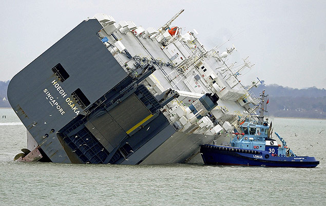 O cargueiro Hoegh Osaka, que transporta 1.400 carros de luxo, tombado perto da ilha de Wight (Reino Unido)