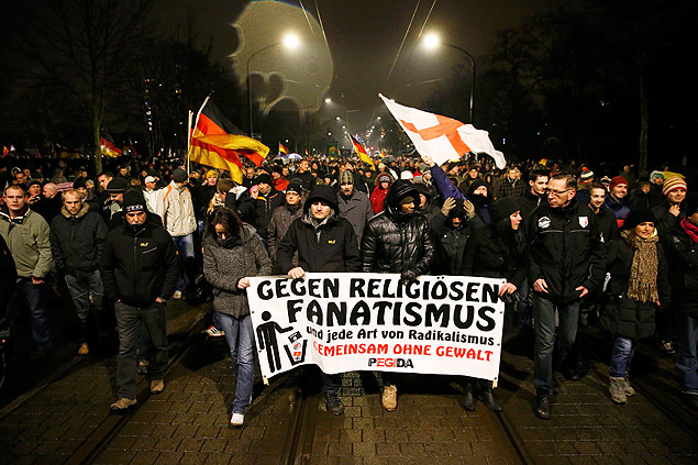 Manifestantes numa marcha convocada pelo grupo anti-imigralo Pegida, em Dresden, na Alemanha