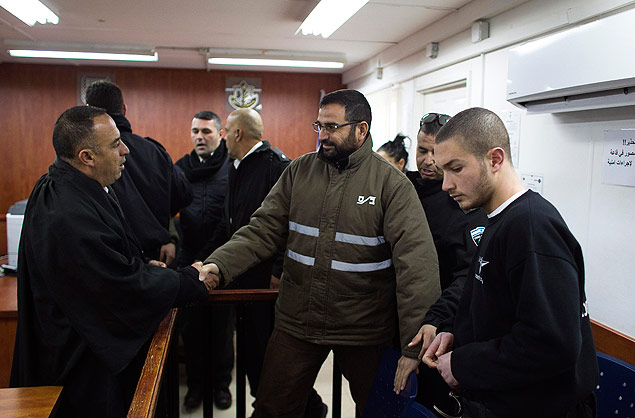 Palestino Hussam Qawasme (C), membro do Hamas, cumprimenta advogado em corte militar
