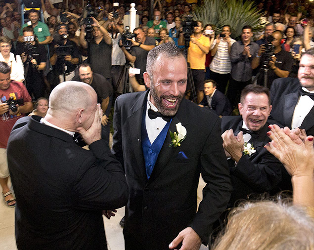 Casal celebra matrimnio pouco aps o casamento gay ser liberado na Flrida.