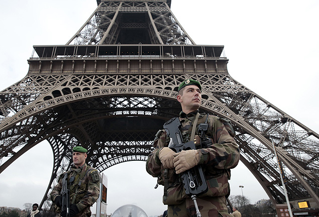 Soldados patrulham a torre Eiffel na quarta (7), aps ataque  redao do 'Charlie Hebdo