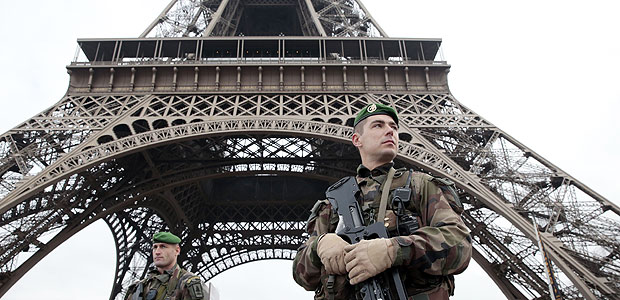 Soldados patrulham a torre Eiffel
