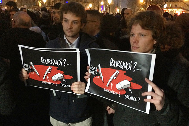 Jornalista francs Quentin Pichon ( esq.) durante protesto contra o ataque ao jornal "Charlie Hebdo" em Paris