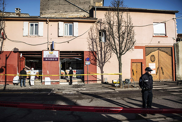 Polícia francesa isola restaurante de kebab que foi palco de explosão criminosa na manhã desta quarta