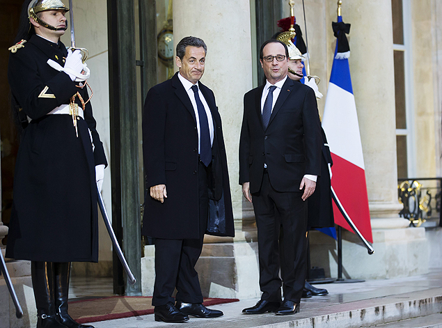 LAN277 PARIS (FRANCIA) 08/01/2015.- El presidente galo, Franois Hollande (c-dcha), y el expresidente francs y lder opositor Nicolas Sarkozy (c-izq), tras mantener una reunin en el Palacio del Elseo en Pars (Francia) hoy, jueves 8 de enero de 2015. Hollande celebr hoy una reunin de crisis con los miembros de su Gobierno directamente implicados en la gestin del atentado mortal de ayer contra Charlie Hebdo, antes de recibir a su predecesor, el conservador Nicolas Sarkozy. EFE/Ian Langsdon ORG XMIT: LAN277