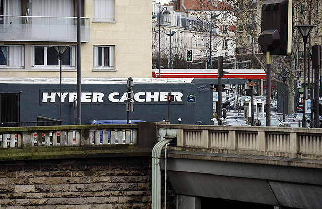 Fachada do mercado kosher no leste de Paris onde homem mantm ao menos cinco refns
