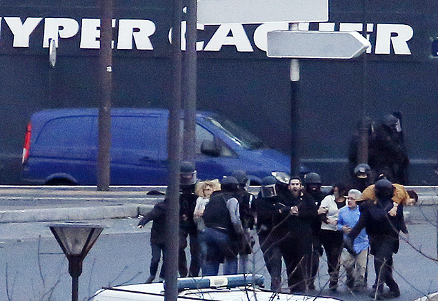 Refns deixam supermercado kosher invadido por jihadista em Port de Vincennes; quatro morreram
