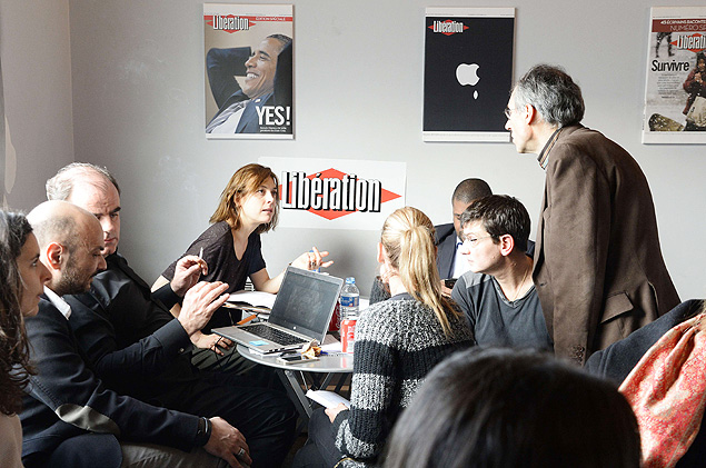 Jornalistas do 'Charlie Hebdo' se renem em sala do jornal francs 'Libration'