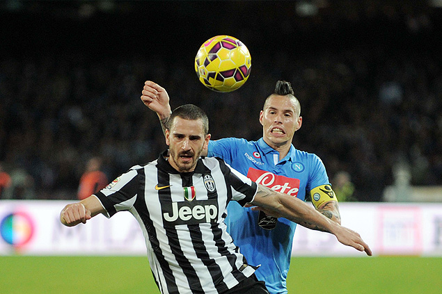 Bonucci (esq.), da Juventus, disputa bola com Hamsik, do Napoli
