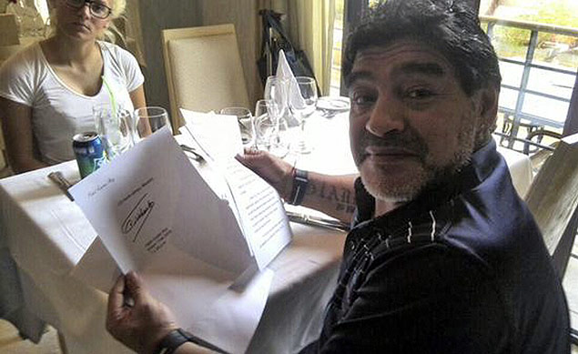 Foto divulgada pela Telesur mostra Maradona com carta do presidente Fidel Castro em Havana