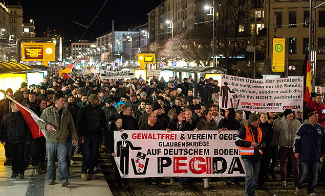 Grupo de direita Pegida faz marcha em Dresden, Alemanha, contra o isl