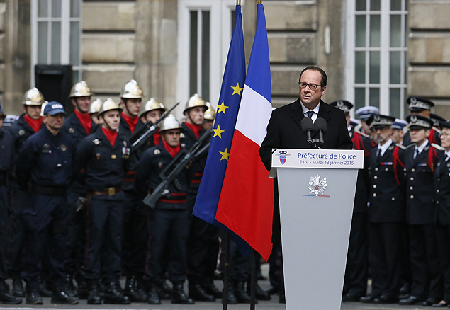 Presidente francs, Franois Hollande, discursa em cerimnia em 13 de janeiro