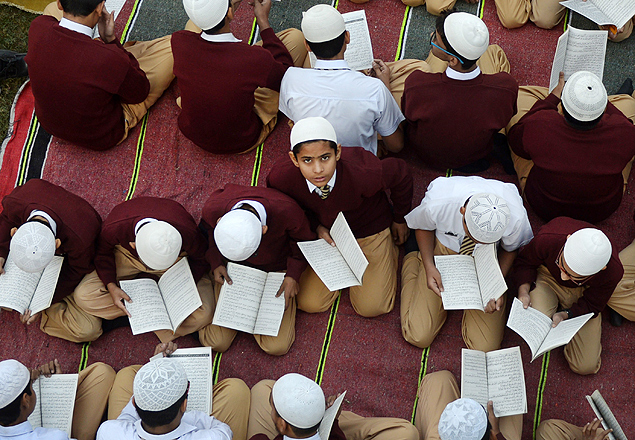 Estudantes paquistaneses rezam pelas 132 crianas mortas em ataque do Taleban a uma escola