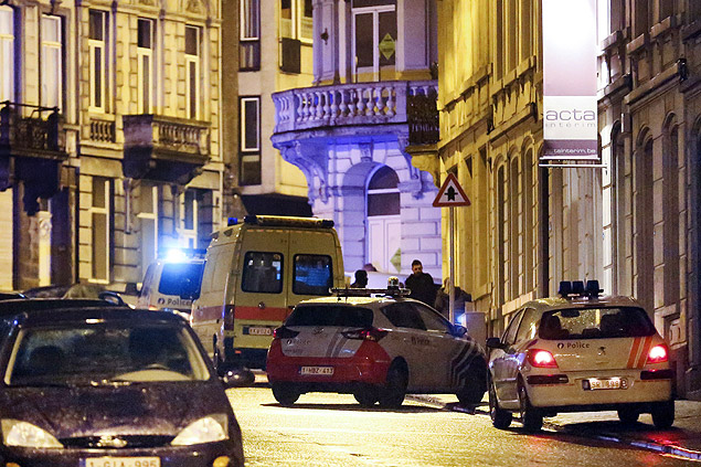 Carros e furges da polcia estacionados no centro de Verviers, na Blgica, em operao antiterror 