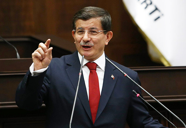 O premi turco, Ahmet Davutoglu, discursa durante encontro parlamentar em Ancara