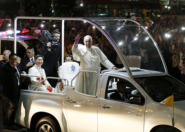Papa Francisco sada fiis em sua chegada a Manila, nas Filipinas