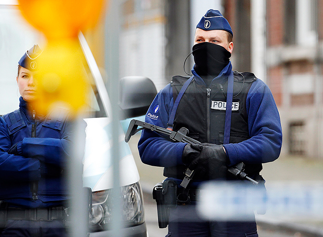 Policiais belgas montam guarda do lado de fora de apartamento no centro de Verviers, no leste do pas