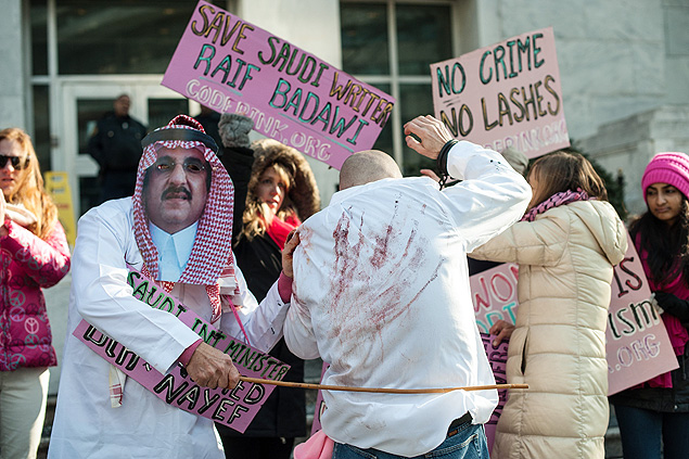 Manifestantes simulam uma pena por chicoteamento em protesto contra a Arbia Saudita nos EUA
