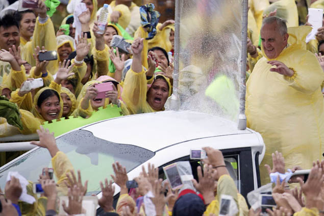 Papa celebra missa na manh de sbado no aeroporto de Tacloban, nas Filipinas