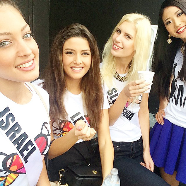 Em selfie,a miss Israel, Doron Matalon, ( esquerda) aparece junto com a miss Lbano, Saly Griege (ao seu lado).