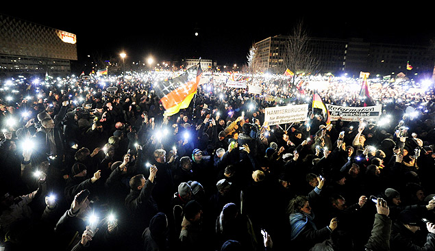 Simpatizantes do Pegida durante protesto que reuniu 25 mil em Dresden, na Alemanha