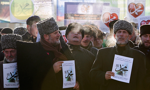 Homens participam da marcha contra caricaturas do "Charlie Hebdo" em Grozny, na tchetchnia