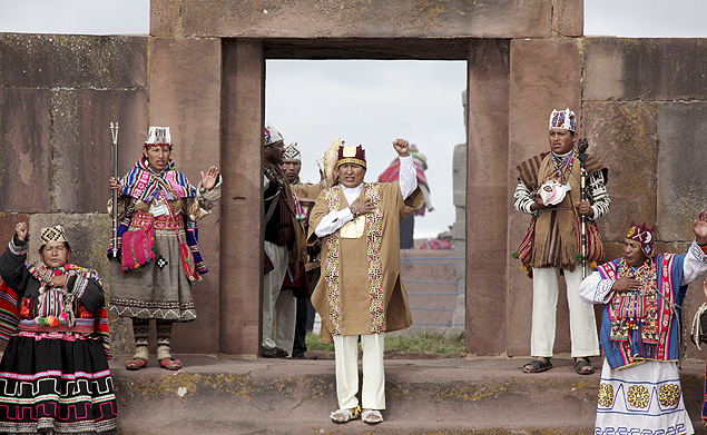 Evo Morales vestido a carater durante cerimnia de posse em Tiwanaku, nos andes bolivianos
