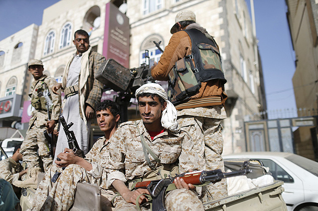 Combatentes houthi patrulham as ruas de Sanaa, no Imen