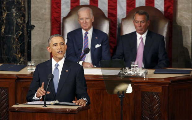 Obama em seu discurso de 2015; atrs, o vice Joe Biden e John Boehner, ento presidente da Cmara 